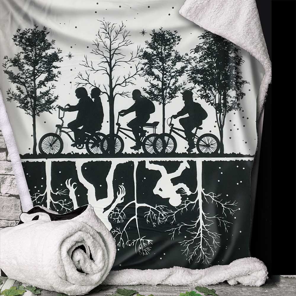 Stranger Things Throw 100 x 150cm – Official Upside Down Fleece Blanket