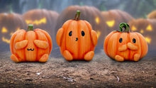 Load and play video in Gallery viewer, Three Wise Pumpkins 8cm
